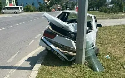 Samsun’da otomobil aydınlatma direğine çarptı: 2 yaralı
