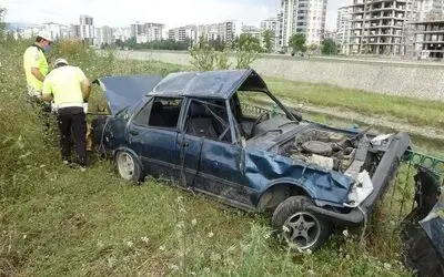 Takla atıp hurdaya dönen otomobilden sağ çıktı
