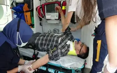 Yayaya çarpan sürücü kaçtı, yoldaki yaralıya çarpmamak için 3 araç da kaza yaptı
