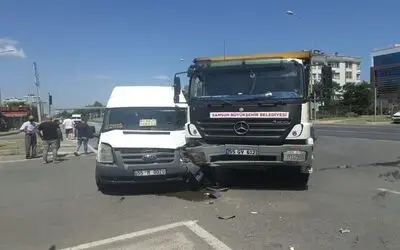 Samsun’da dolmuş minibüs ile kamyon çarpıştı: 2 yaralı
