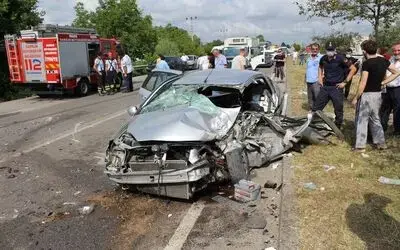 Karşı şeride geçen otomobil tır ile çarpıştı: 5 yaralı
