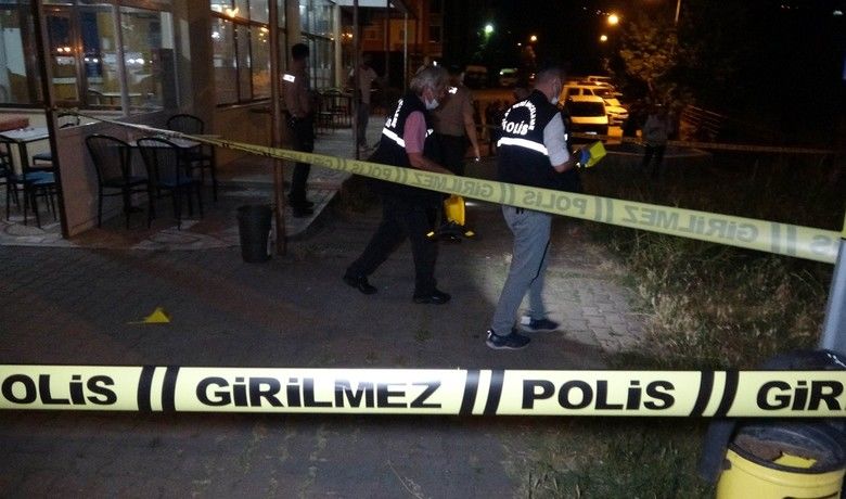 Samsun’da silahlı saldırı: 1ölü, 1’i ağır 3 yaralı - Samsun’da kahvehane önünde silahlı saldırıya uğrayan 1 kişi hayatını kaybederken, 1’i ağır 3 kişi de yaralandı.