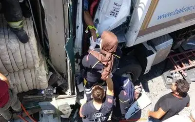 Tırlar çarpıştı: Sıkışan sürücüyü kurtarmak için zamanla yarışıldı
