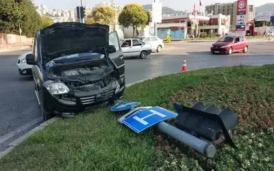 Hafif ticari araç direğe çarptı, 9 yaşındaki çocuk yaralandı
