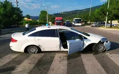 Lastiği patlayan otomobil bariyere çarptı: 1 yaralı
