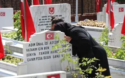 Arefe günü mezarlıklar doldu taştı
