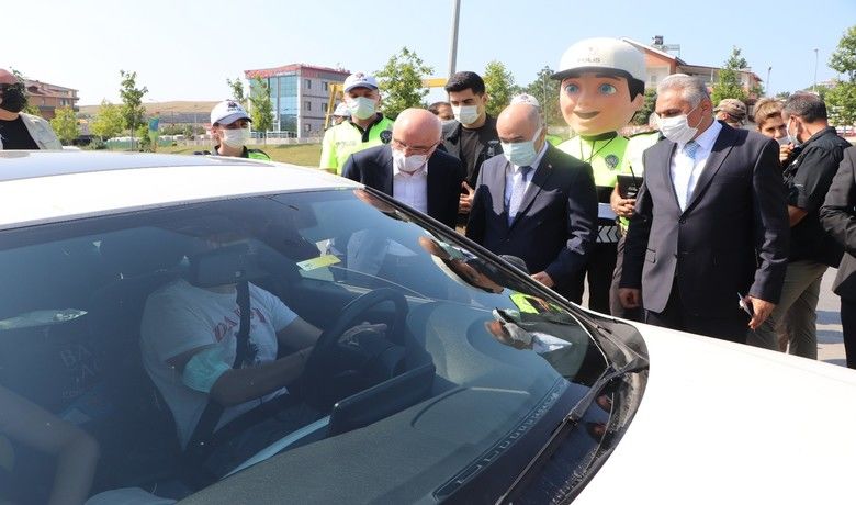 Bayramda 226 bin 586 emniyetve jandarma görevlisi sahada olacak - Samsun’da trafik noktalarında denetime katılan İçişleri Bakanı Yardımcısı Tayyip Sabri Erdil, "Bu bayramda 40 bin 372 tim ve 226 bin 586 emniyet ile jandarma görevlisi personelimizle 15 Temmuz-26 Temmuz tarihleri arası alanda olacağız" dedi.