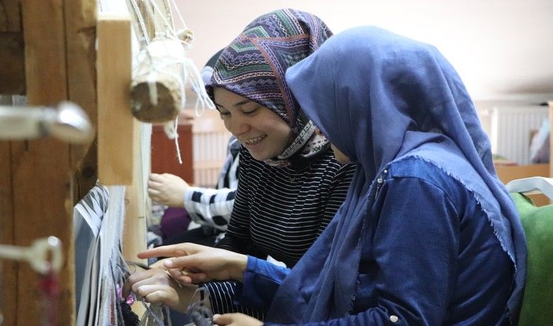 Vezirköprü Halk EğitimMerkezi’nde üretiliyor, dünyaya pazarlanıyor - Samsun Vezirköprü Halk Merkezi’nde "cicim" dokuma tekniği ile üretilen  kilimler dünyaya pazarlanıyor. Asırlık gelenekleri devam ettirerek kilim dokuyan kadınlar ekonomiye katkı sağlıyor.