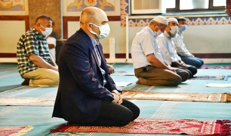 Vali Dağlı: "Mümkünolduğunca telefonla bayramlaşalım" - Bayram namazını, vatandaşlarla birlikte Covid-19 tedbirleri kılan Samsun Valisi Doç. Dr. Zülkif Dağlı bayramda vakaların artmaması için vatandaşlara uyarılarda bulundu.