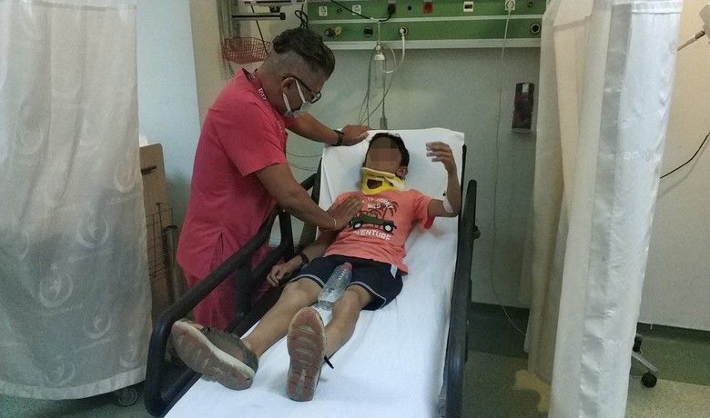 11 yaşındaki çocuk gizlice anahtarınıaldığı araçla kaza yapıp yaralandı - Samsun’da 11 yaşındaki çocuk, gizlice anahtarını aldığı babasının patronuna ait ciple çıktığı gezintide cadde kenarındaki duvara çarpıp yaralandı.