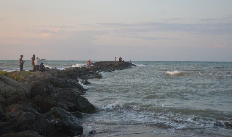 Denizde kaybolan şahsıarama çalışmalarına ara verildi - Samsun’un Bafra ilçesinde denizde boğulma tehlikesi geçiren anne ile kızı kurtarılırken, onları kurtarmak için denize girerek kaybolan kuzenlerini arama çalışmasına yarın devam edilecek.