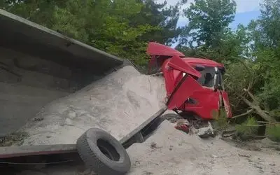 Samsun’da kum yüklü tır şarampole devrildi: 1 aralı
