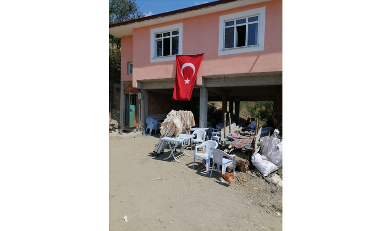 Samsunlu şehidin eviTürk bayrakları ile donatıldı - Suriye’deki Fırat Kalkanı Harekatı bölgesinde teröristlerin düzenlediği saldırıda şehit olan Samsunlu Sözleşmeli Er Emrah Arslan’ın Samsun’daki babaevi Türk bayrakları ile donatıldı.
