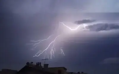 Samsun’da gecenin karanlığı şimşeklerle aydınlandı
