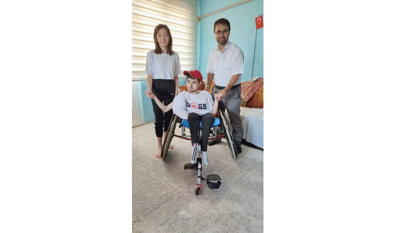Büyükşehirden engelli bocceoyuncusuna tekerlekli sandalye - Samsun Büyükşehir Belediyesi doğuştan engelli olan 20 yaşındaki bocce oyuncusuna tekerlekli sandalye hediye etti. Büyükşehir Belediye Başkanı Mustafa Demir, “Sağlıklı günlerde kullanmasını diliyorum” dedi.