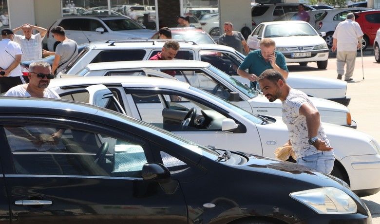Samsun’da ikinci el otopazarında bayram sonrası hareketliliği - SAMSUN (İHA) – İkinci el oto pazarı bayram sonrası hareketlenmeye başladı. Satıcılar 300 bin TL altında fiyatlarda araçlar ile 1 milyon TL üzerindeki araçlara ilgi olduğunu belirtti.