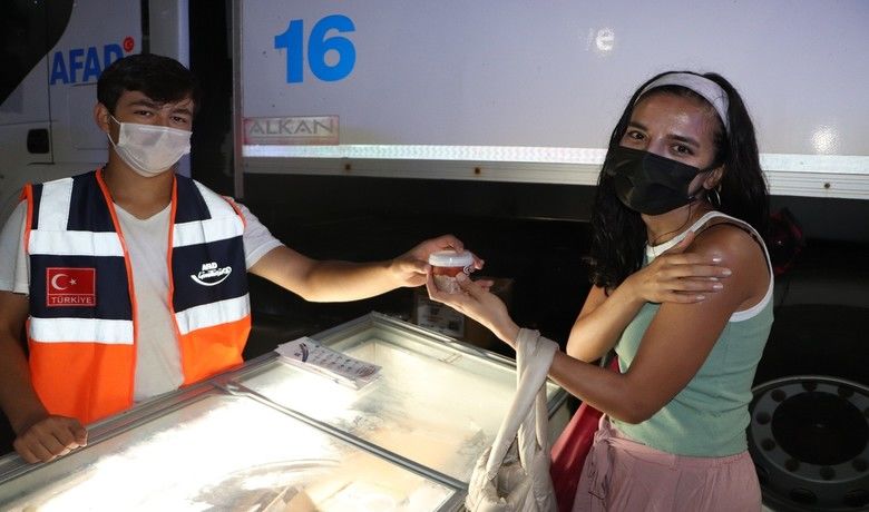 Samsun’da korona aşısı olana dondurma bedava
 - Samsun’da "Hedef 1 Günde 55 bin 555 Aşı" kampanyasına katılan vatandaşlara aşılarını olduktan sonra Samsun Büyükşehir Belediyesi tarafından ücretsiz dondurma hediye ediliyor.