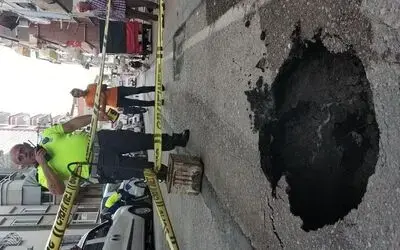 Samsun’da yol çöktü, aracın lastiği içine düştü
