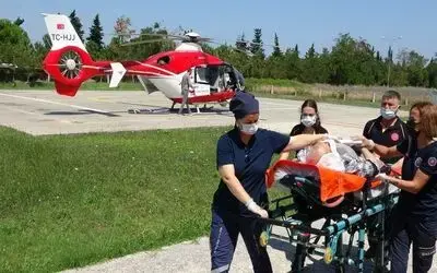 Beyin kanaması geçiren yaşlı adam ambulans helikopterle hastaneye yetiştirildi
