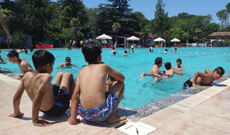 Bafra’da sıcaktan bunalanlarAli Kale Tesislerini doldurdu - Bafra Belediyesi’nin sosyal tesislerinden Ali Kale Turistik Tesisleri ve Alparslan Türkeş Parkı bu yaz, her yaştan Bafralıların en sık ziyaret ettiği alanlar arasında başı çekiyor.