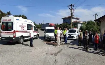 Motosiklet ile hafif ticari araç çarpıştı: 3 yaralı
