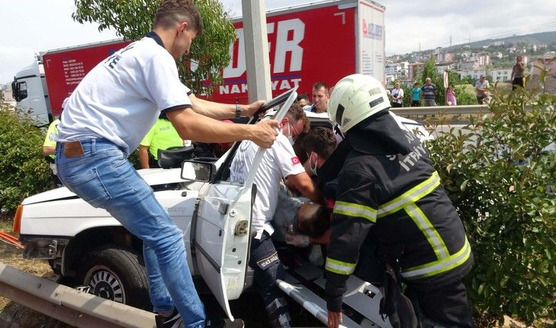 Kazada anneleri ölenailenin feryatları yürekleri dağladı - Ankara’dan Ordu’ya fındık toplamaya giden ailenin içinde bulunduğu otomobilin Samsun’da bir aracın sıkıştırması sonucu refüjdeki aydınlatma diğerine çarptığı kazada 1 kişi öldü, 3 kişi yaralandı. Öndeki araçta bulunan aile fertleri arkalarından gelen annelerinin içinde bulunduğu aracın kaza yaptığını görünce olay yerinde feryat edip gözyaşı döktüler.