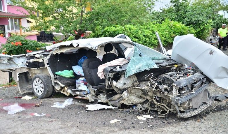 Direğe çarpan otomobil parçalandı:1 ölü, 2 yaralı - Samsun’da kontrolden çıkan otomobilin aydınlatma direğine çarparak parçalandığı kazada aynı aileden 1 kişi öldü, 2 kişi yaralandı.