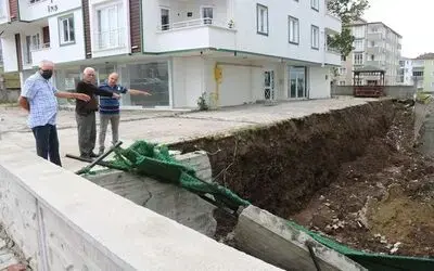 Sağanak yağış 5 katlı apartmanın istinat duvarını yıktı
