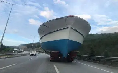 Karayolunda 21 metrelik tekneyi görenler şaşırdı