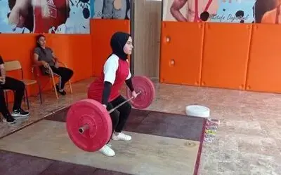 Ayvacıklı kız öğrenciler halteri sevdi
