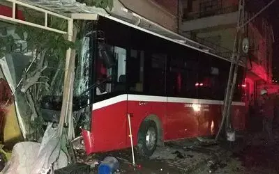 Araçla çarpışan halk otobüsü, markete çarptı: 5’i markette 8 kişi yaralandı
