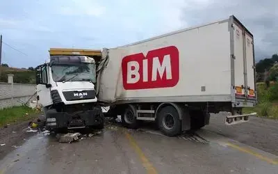 Yerinden çıkan tırın dorsesi kamyonla çarpıştı: 1 ölü
