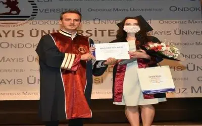 Sağlık Bilimleri Fakültesi öğrencilerinin mezuniyet sevinci
