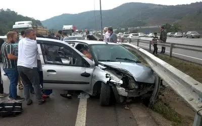 Samsun’da otomobil bariyere çarptı: 1 ölü, 2 yaralı
