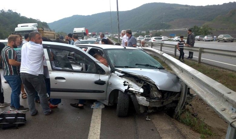 Samsun’da otomobil bariyere çarptı:1 ölü, 2 yaralı - Samsun’da otomobilin yoldan çıkıp bariyere çarpması sonucu meydana gelen trafik kazasında 1 kişi hayatını kaybetti, 2 kişi yaralandı.