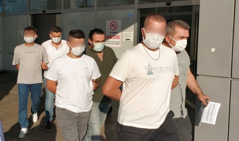 Samsun’daki silahlı saldırıya 6 gözaltı
 - Samsun’da bir bara düzenlenen silahlı saldırıyla ilgili 6 kişi gözaltına alındı.