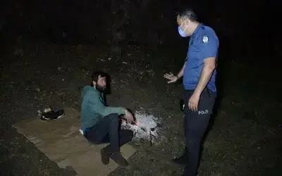 Yaktığı ateşi söndürtmeyen şahıs polise zor anlar yaşattı
