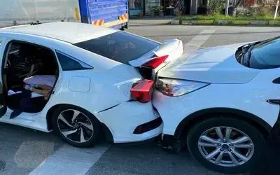 Otomobil kırmızı ışıkta bekleyen araca çarptı: 3 yaralı
