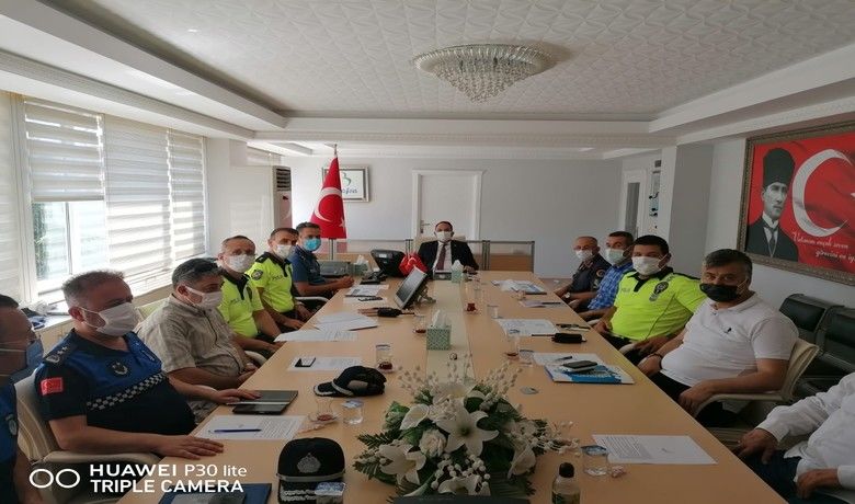 Otobüs Kazalarını Önlemeve Değerlendirme Toplantısı - Samsun Bafra Kaymakamı Cevdet Ertürkmen başkanlığında Trafik Kazalarını Önleme ve Değerlendirme Komisyon Toplantısı yapıldı.