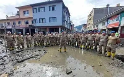 Mehmetçik selin yaralarını sarıyor
