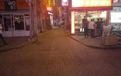 Silahlı kavganın saçması kazara esnafı vurdu
