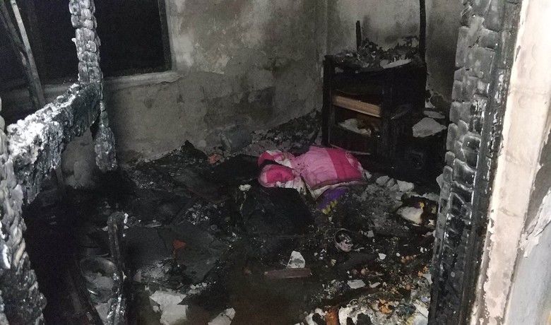 Uzaklaştırma kararı olan kızarkadaşının evini yaktı iddiası - Samsun’da bir kişi eski kız arkadaşının evinden uzaklaştırma kararı olmasına rağmen ikamete gelip yaktığı iddiasıyla gözaltına alındı.