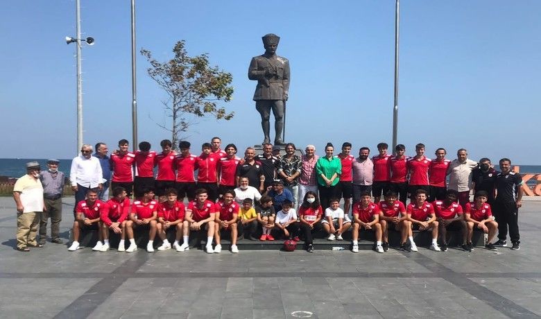 Yakakent ’şampiyon Samsunspor’u ağırladı
 - TFF 1. Lig U-19 Gelişim Ligi’nin şampiyon takımı Samsunsporlu futbolcular, Yakakent ilçesinde ağırlanırken vatandaşlar sevgi gösteriyle geleceğin yıldız adaylarını bağrına bastı.