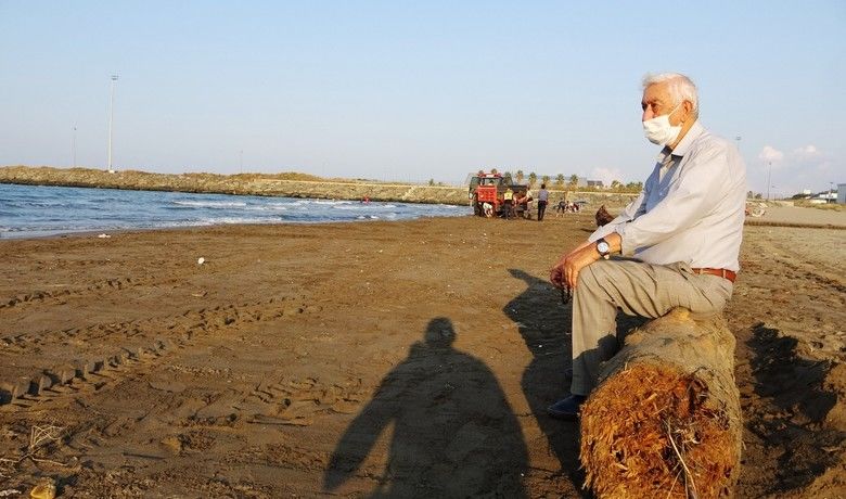O tomruklar Samsunsahillerinde: 200 km sürüklendiler - Sinop Ayancık’ta yaşanan sel felaketinde denize sürüklenen tomruklardan onlarcası 200 km mesafedeki Samsun’un Atakum ilçesi sahillerine ulaştı. Samsun Büyükşehir Belediyesi ise tomrukları temizleme çalışması başlattı.