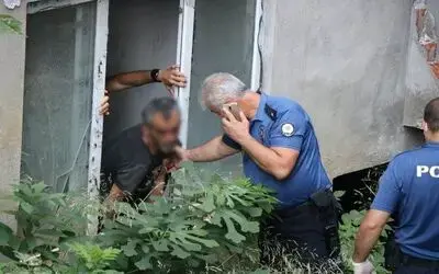 Metruk binanın çatısına çıkan şahıs, polisin çevikliği sayesinde aşağıya indirildi
