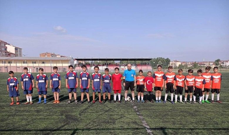 Bafra’da futbol şenliği devam ediyor - Bafra Belediyesi tarafından düzenlenen Genç Yıldızlar 30 Ağustos Zafer Bayramı Futbol Şenliği birbirinden çekişmeli maçlarla devam ediyor.