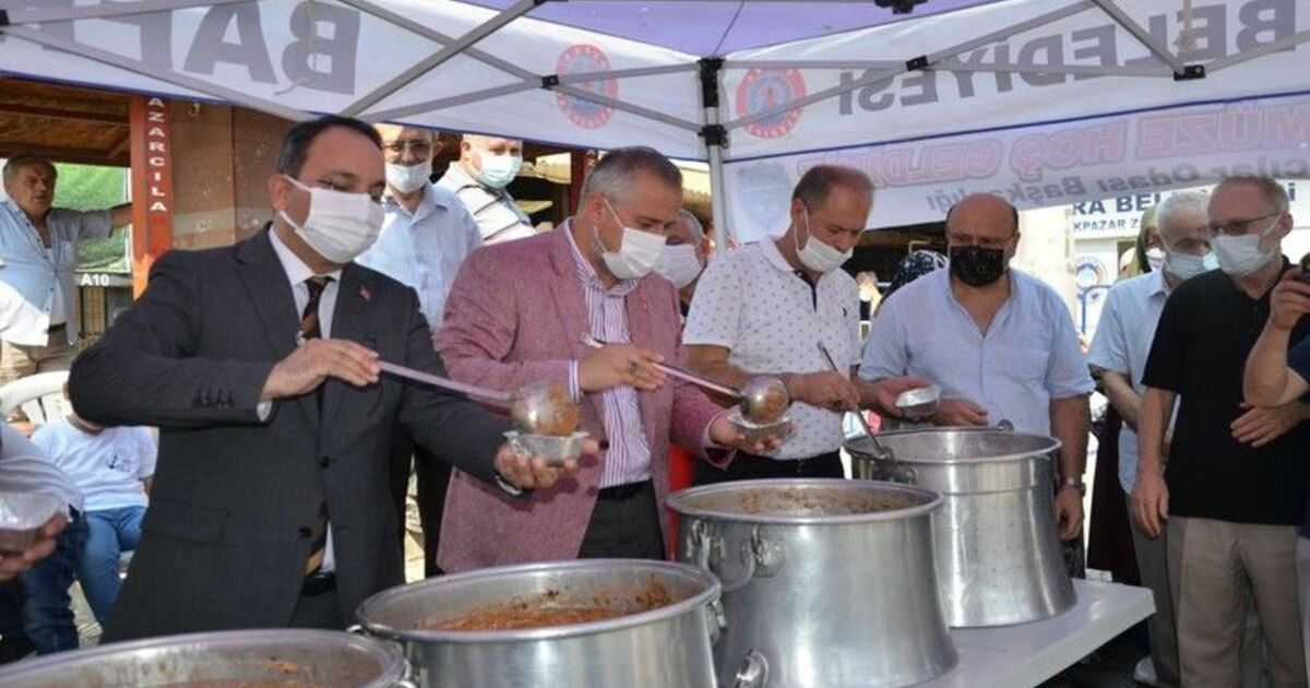 Pazar yerinde vatandaşlara aşure ikram edildi