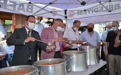 Pazar yerinde vatandaşlara aşure ikram edildi