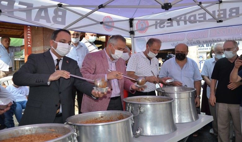 Pazar yerinde vatandaşlara aşure ikram edildi - Samsun Bafra Pazar Yeri Esnaf Odası tarafından, Muharrem ayı dolayısıyla pazar yerinde vatandaşlara aşure ikram edildi.