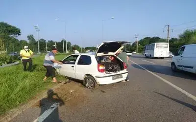 Samsun’da otomobil aydınlatma direğine çarptı: 3 yaralı

